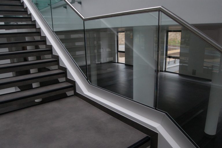 Czy budowa schodów ze szkła, to bezpieczne rozwiązanie?
